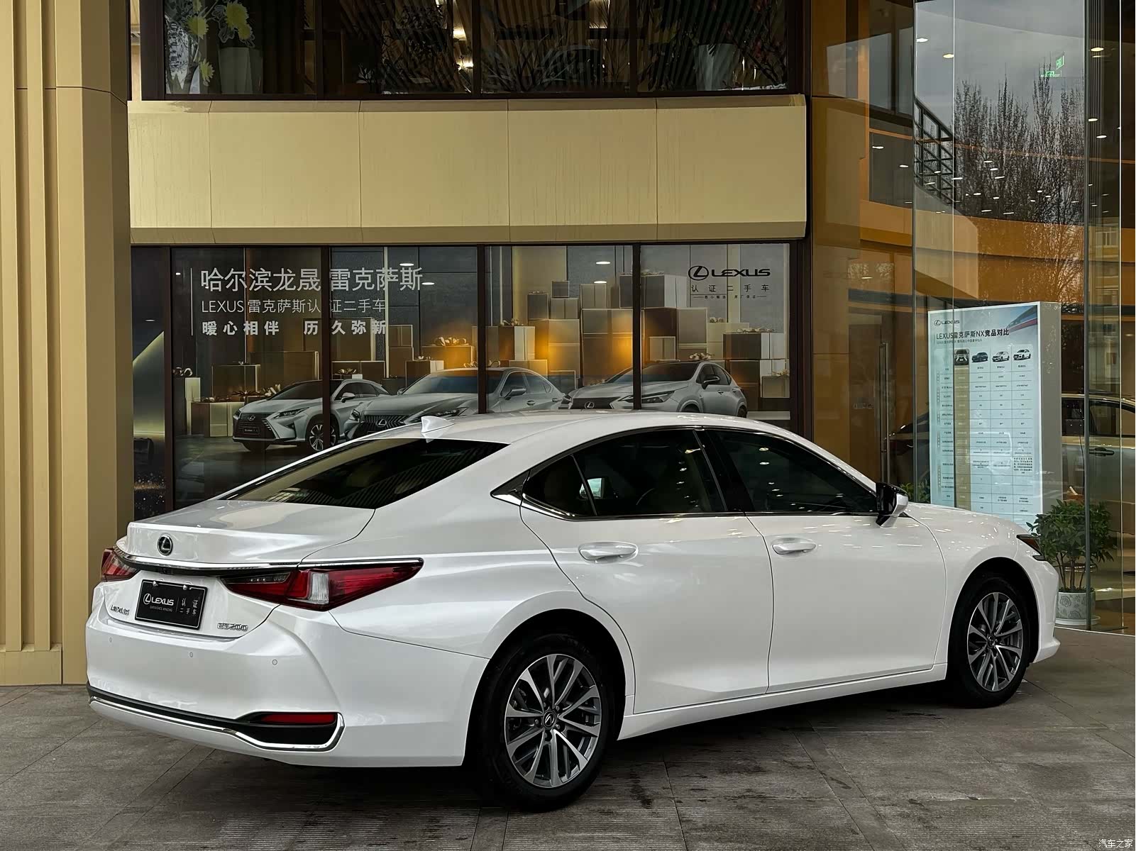 Lexus ES, 2024 4