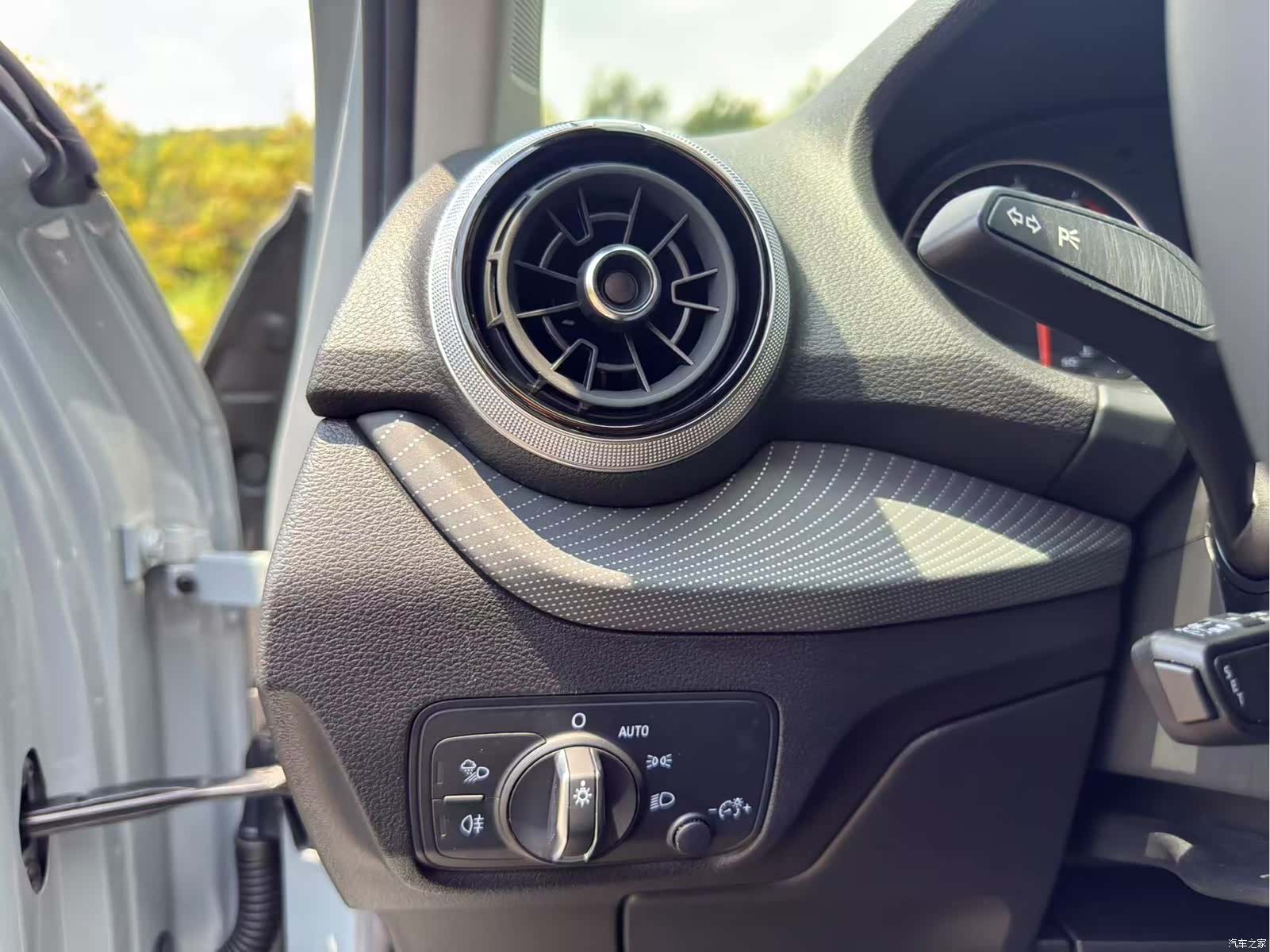 Audi Q2L, 2023 15