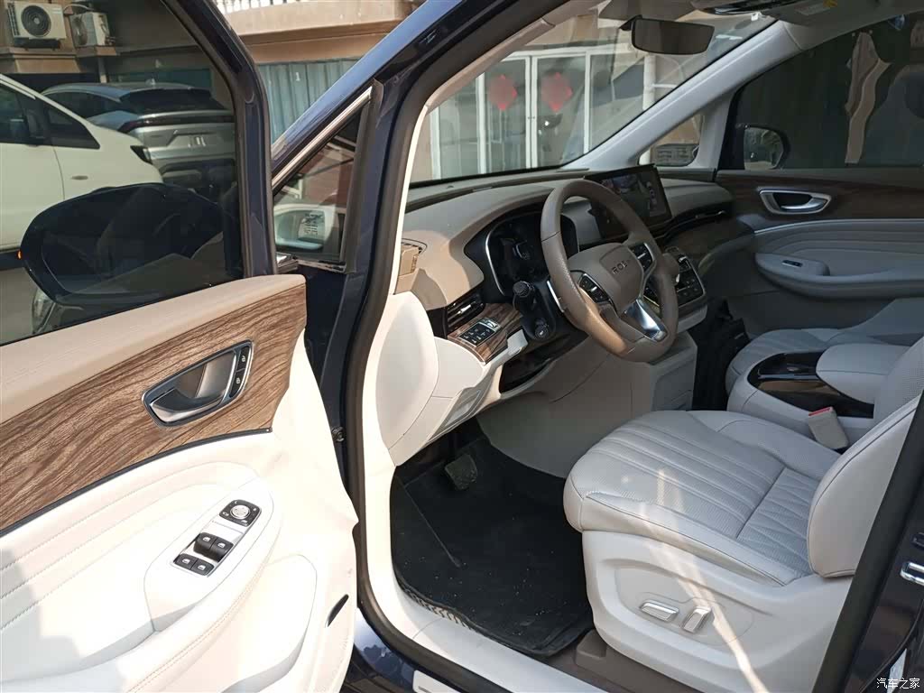 Roewe iMAX8, 2023 12