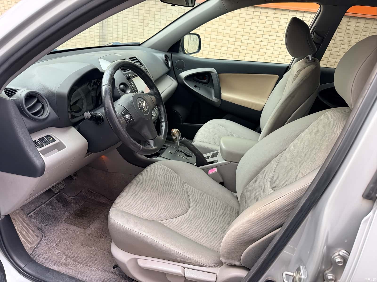 Toyota RAV4, 2011 4