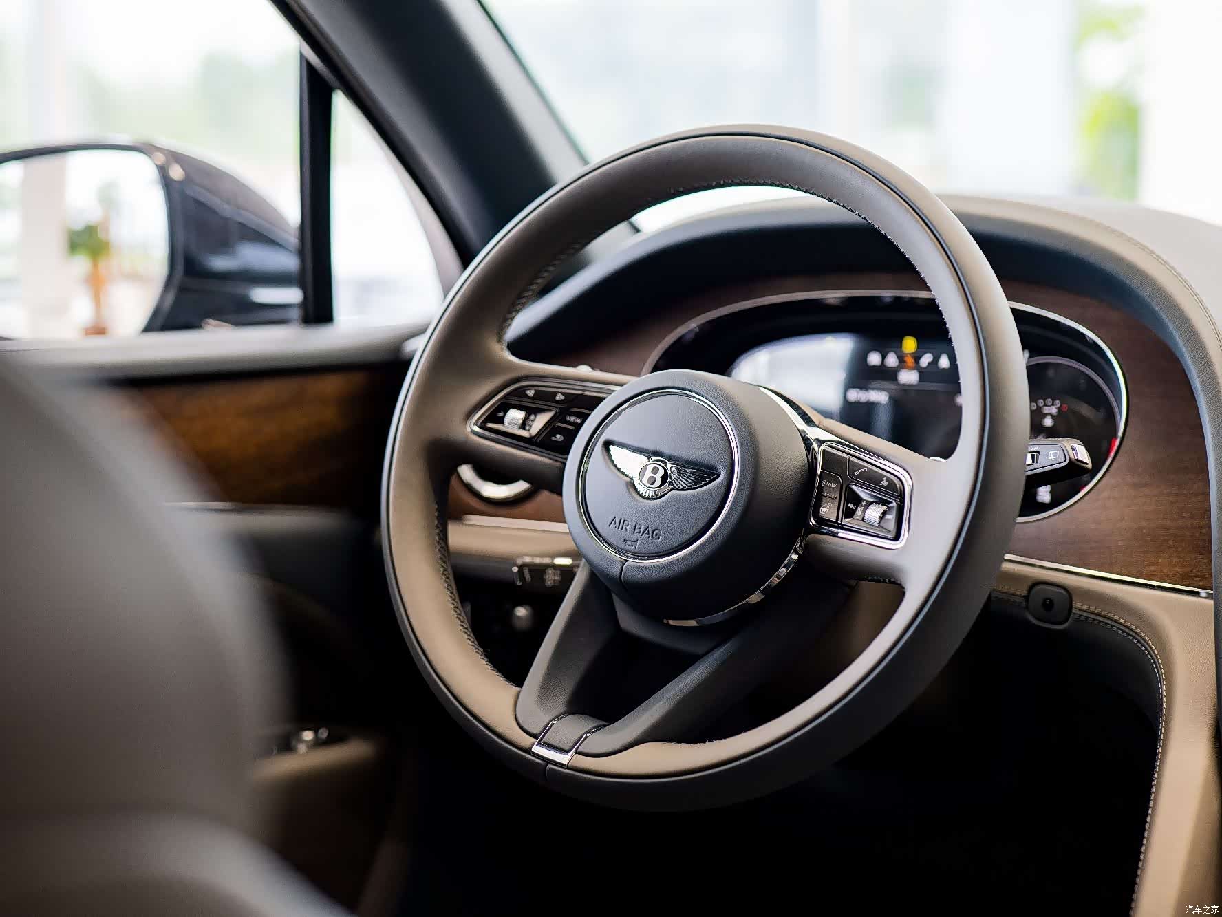 Bentley Bentayga, 2023 12