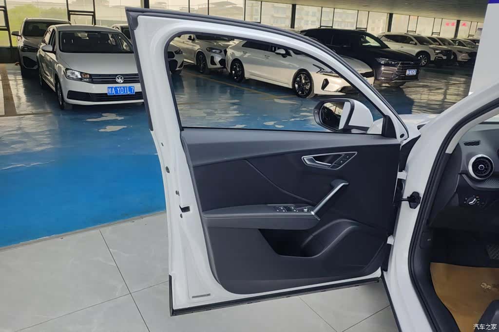 Audi Q2L, 2023 7