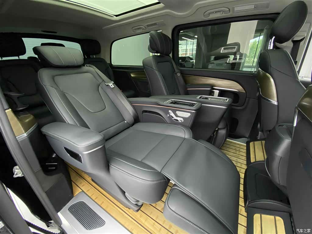 Mercedes-Benz V-Class, 2024 11