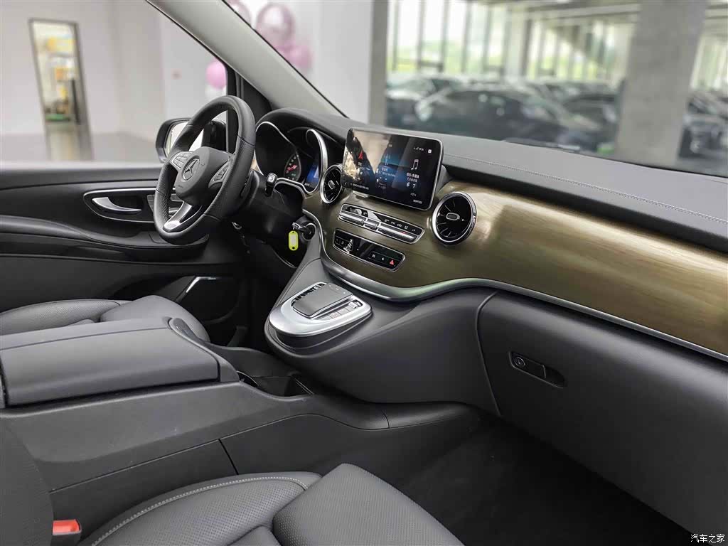 Mercedes-Benz V-Class, 2024 9