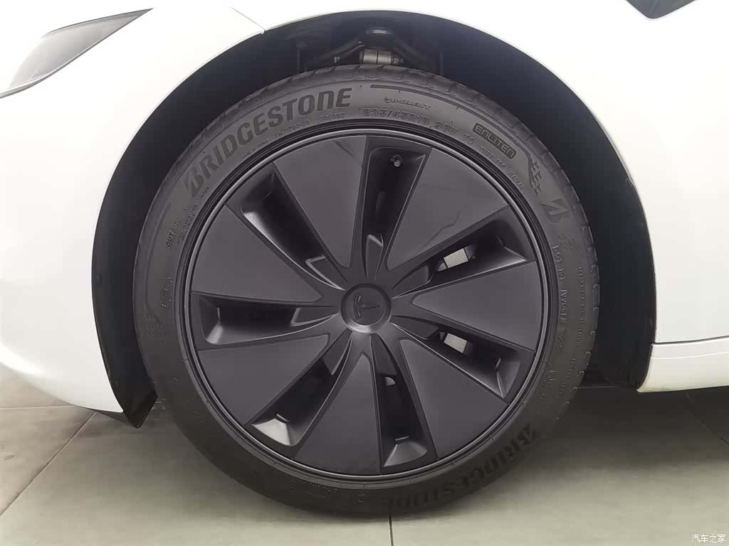 Tesla Model 3, 2025 17