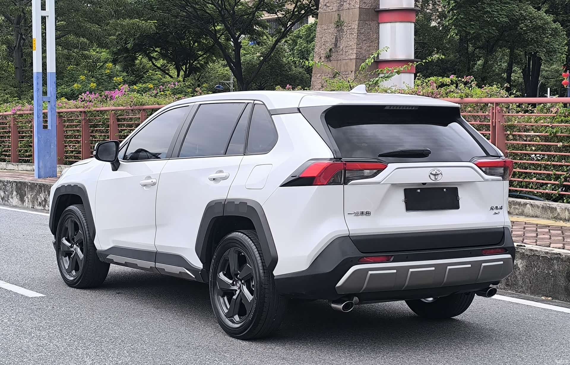 Toyota RAV4, 2023 все фото