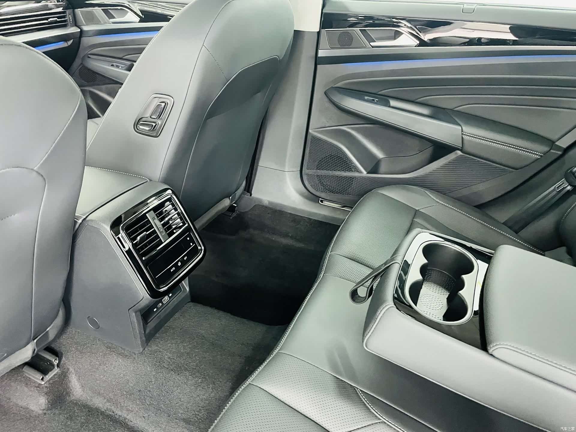 Volkswagen Passat, 2025 10