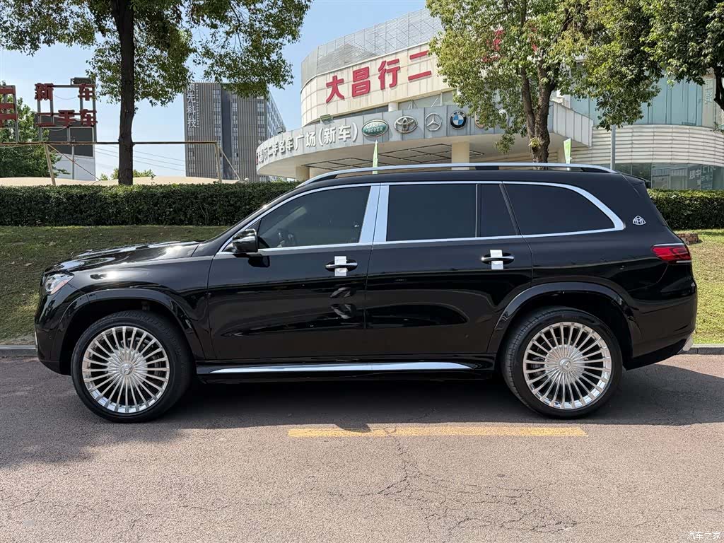 Maybach GLS, 2022 3
