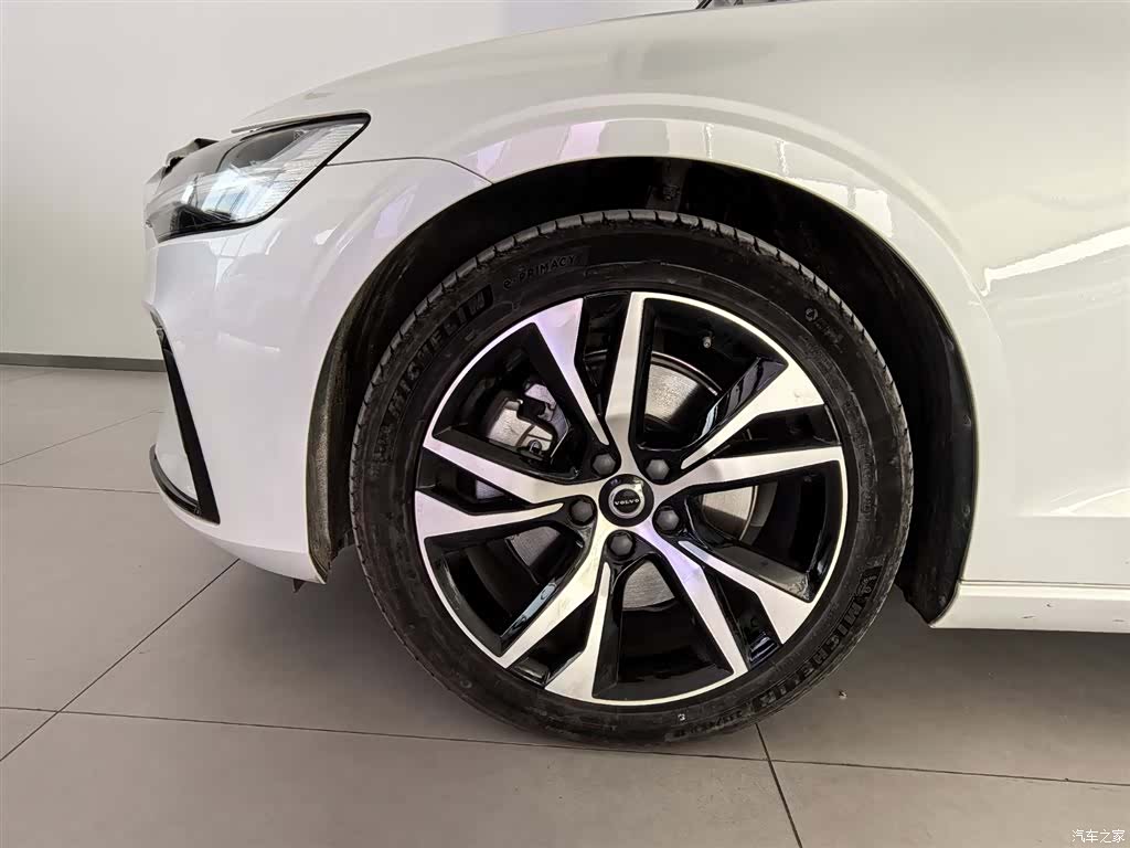 Volvo S60, 2024 все фото