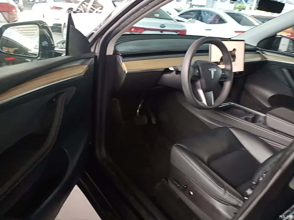 Tesla Model Y, 2023 16