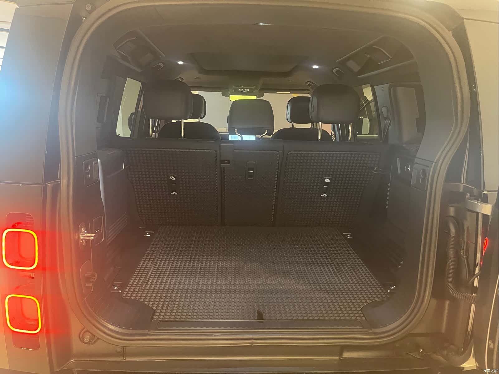 Land Rover Defender, 2024 12