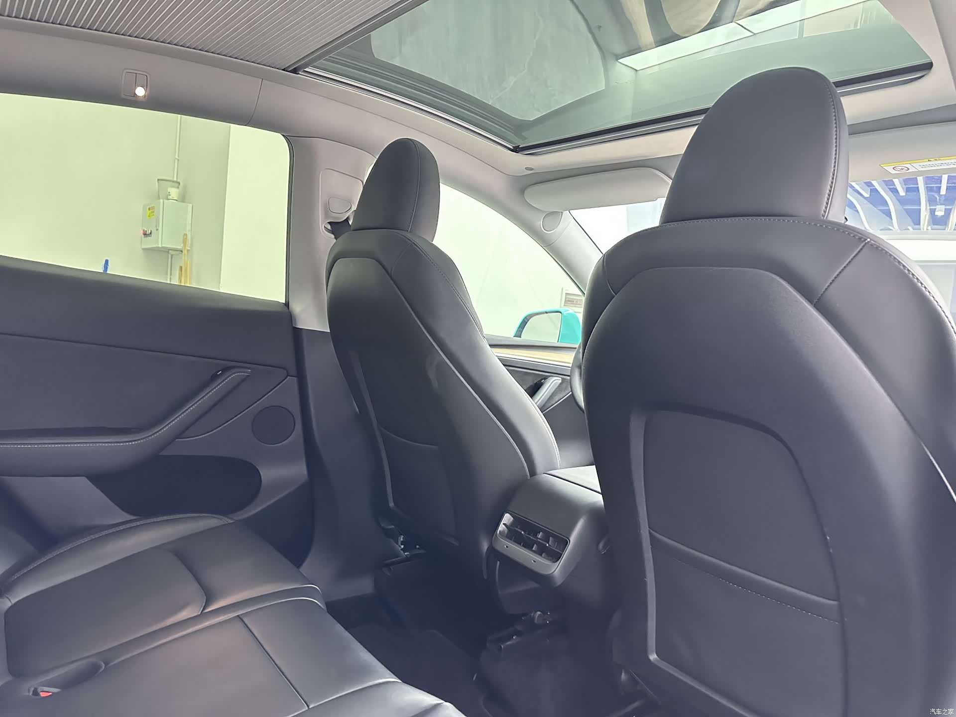 Tesla Model Y, 2023 17