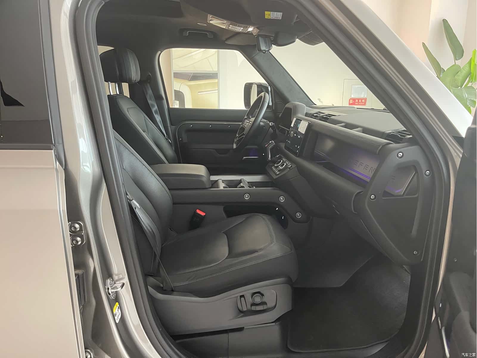 Land Rover Defender, 2024 8