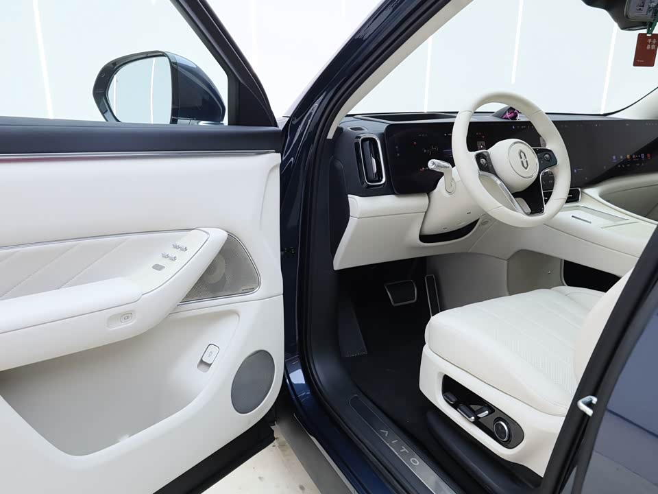 AITO Ask the world M8