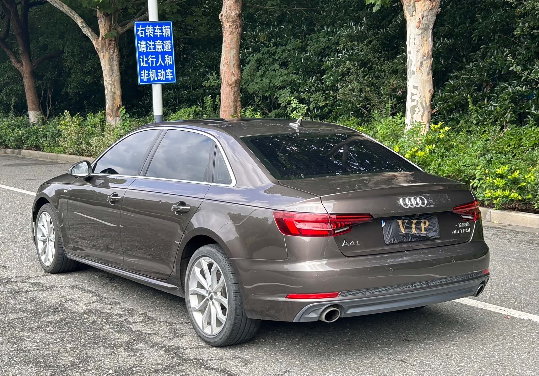 Audi A4L, 2018 все фото