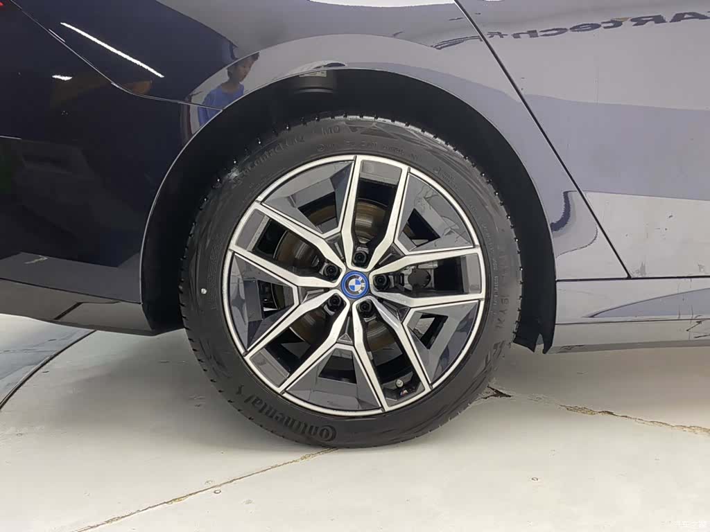 BMW i5, 2025 11
