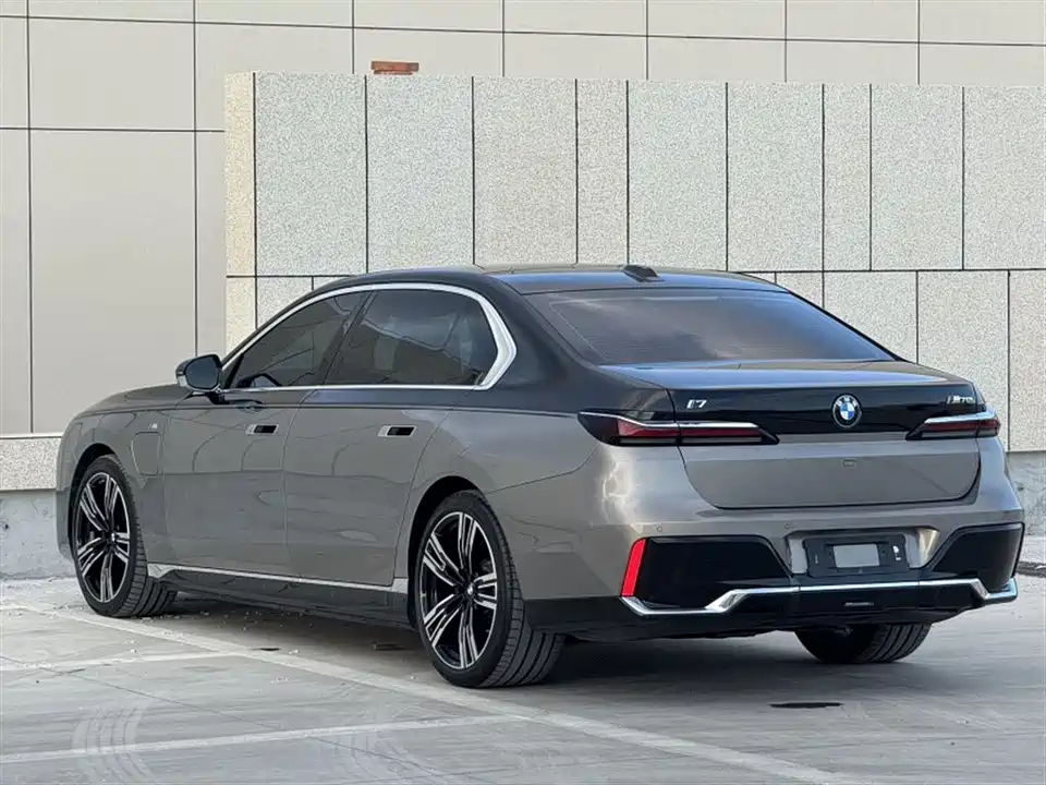 BMW i7