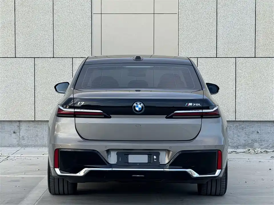 BMW i7