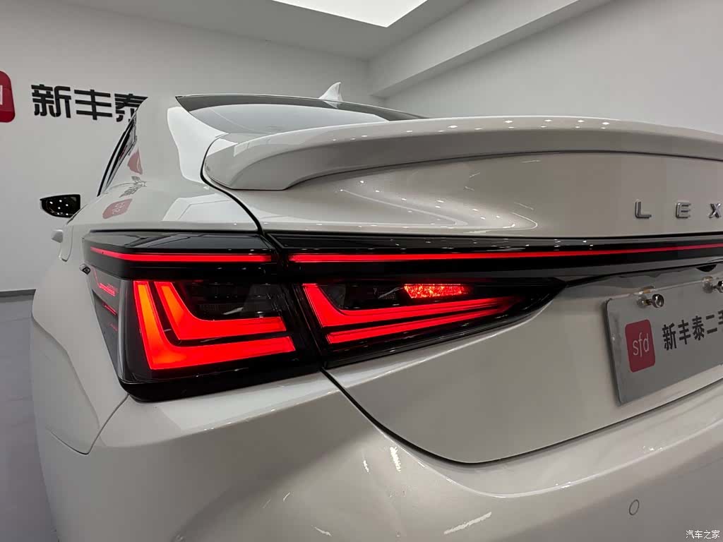 Lexus ES, 2025 30