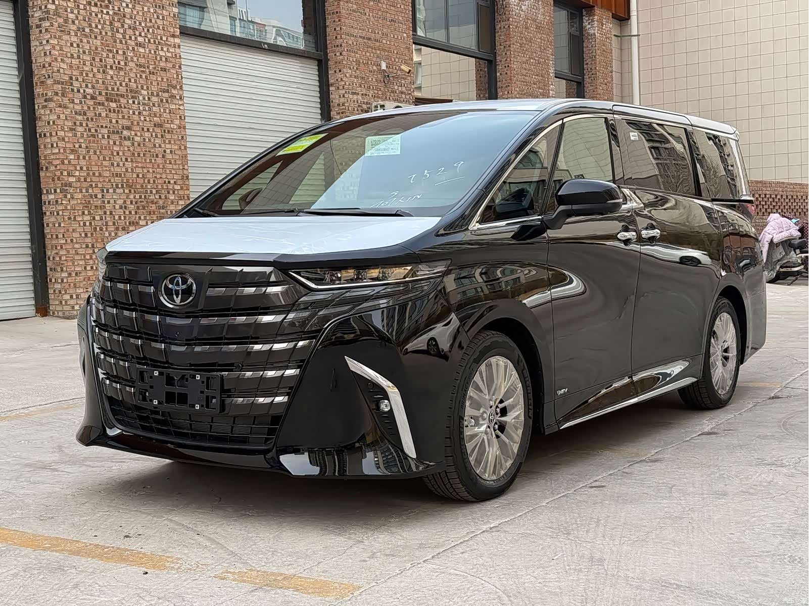 Toyota Alphard, 2025 2