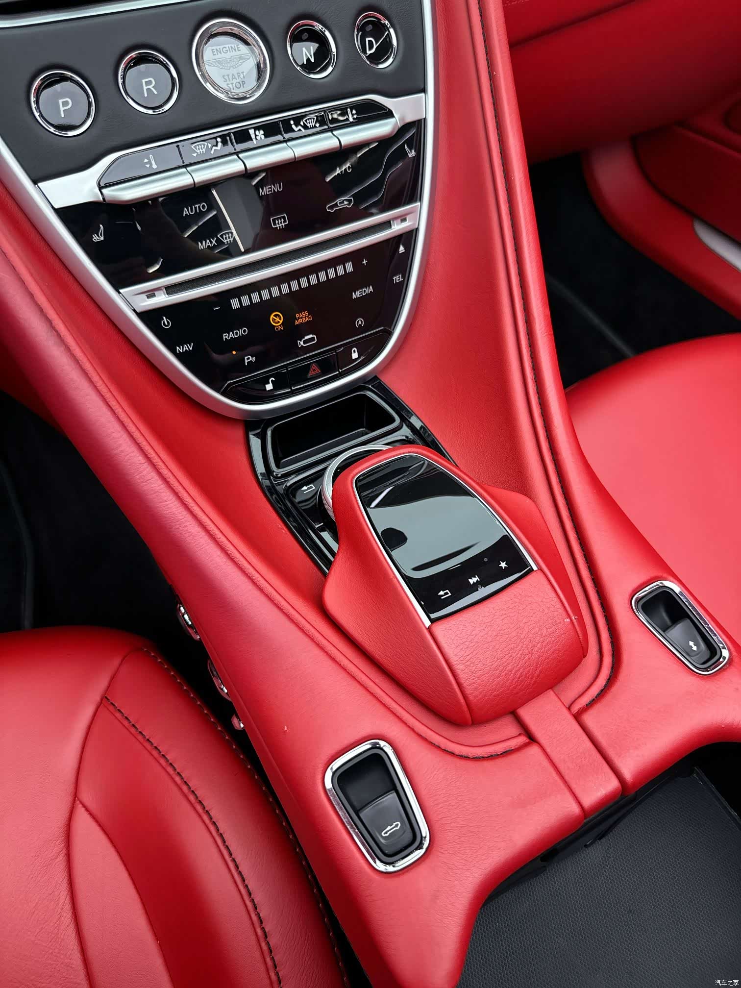 Aston Martin DB11, 2022 24
