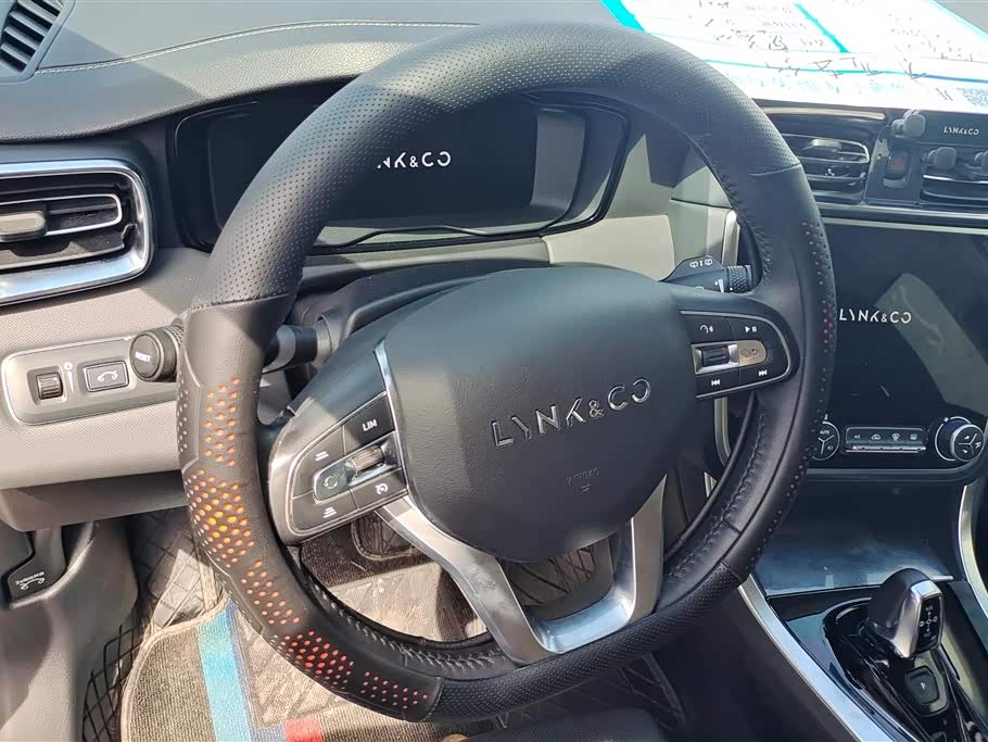 Lynk & Co 01 Lynk & Co 01