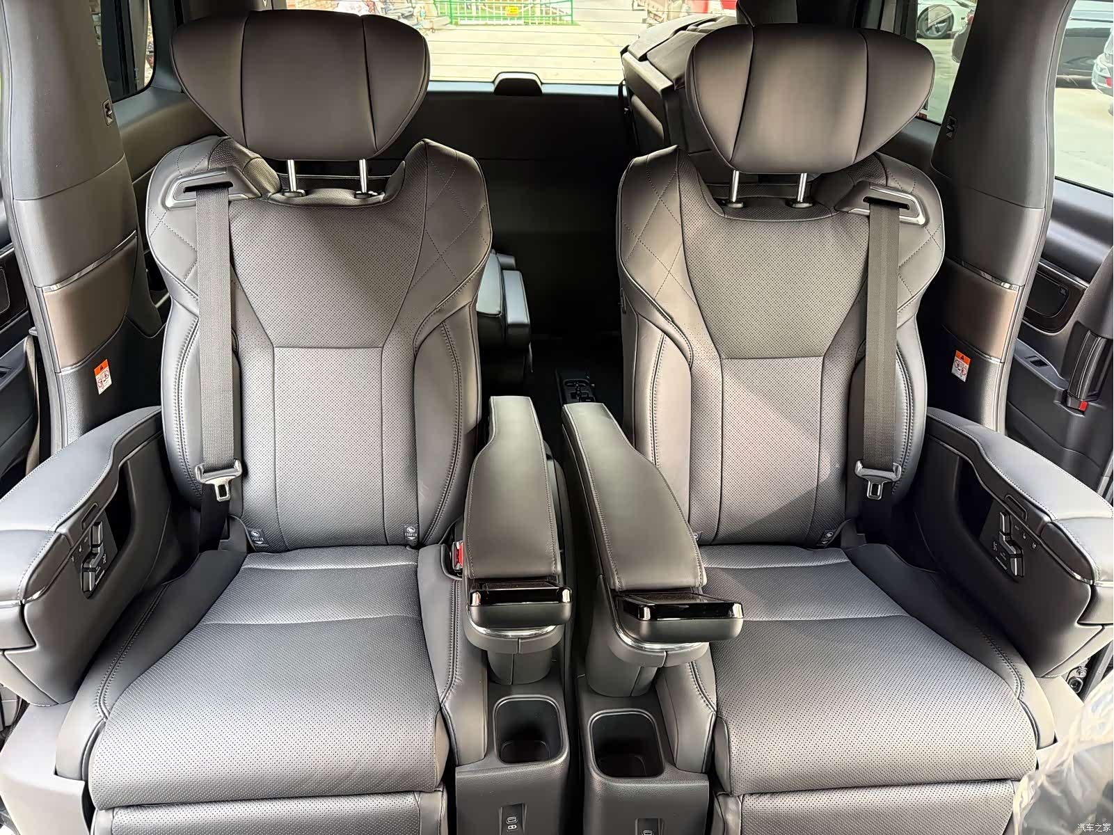 Toyota Alphard, 2025 14