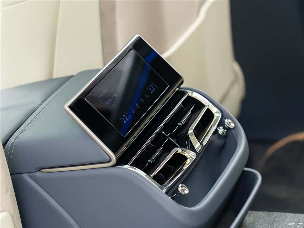 Bentley Flying Spur, 2023 13