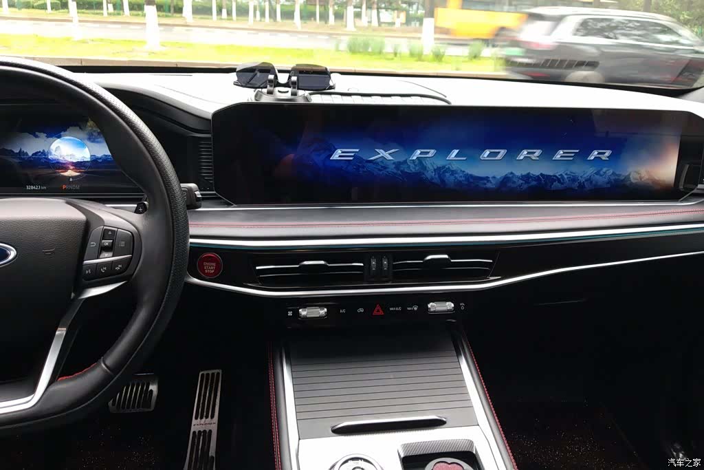 Ford Explorer, 2023 13