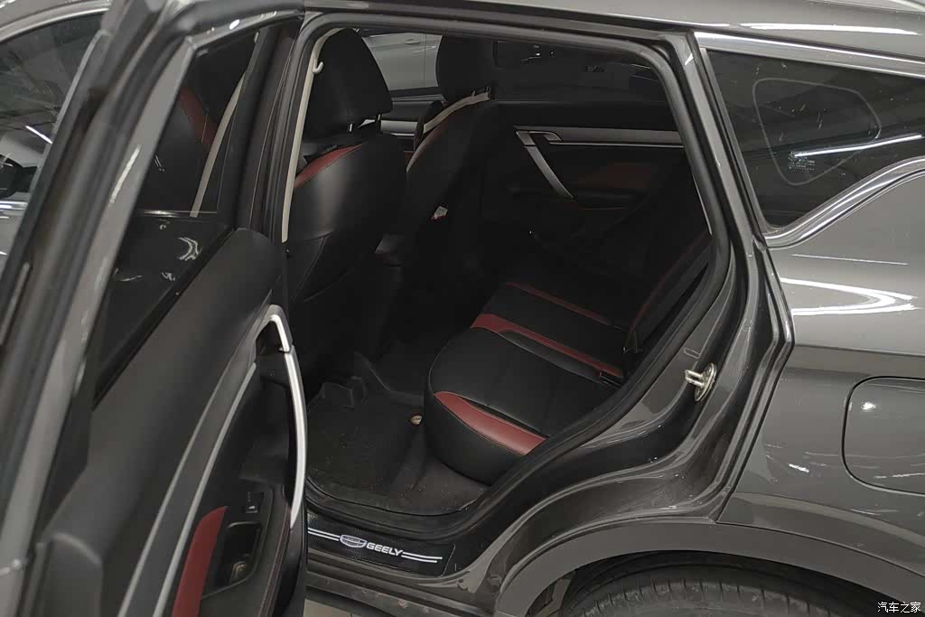 Geely Coolray, 2022 11