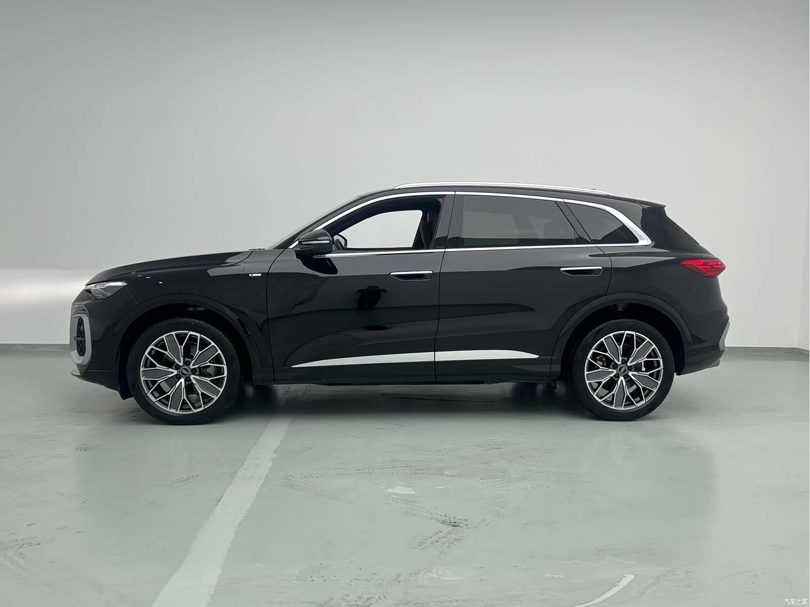 Audi Q5L, 2025 13