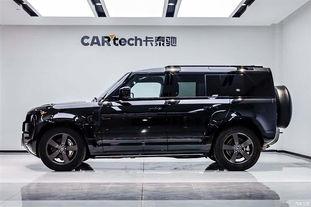 Land Rover Defender, 2023 3