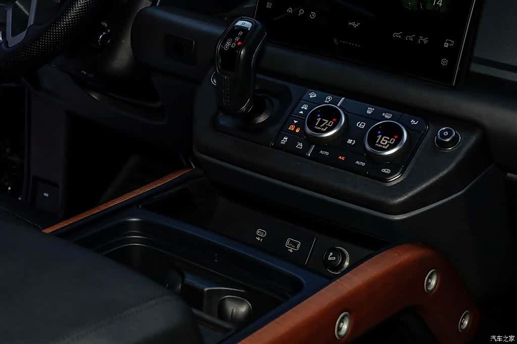 Land Rover Defender, 2023 33