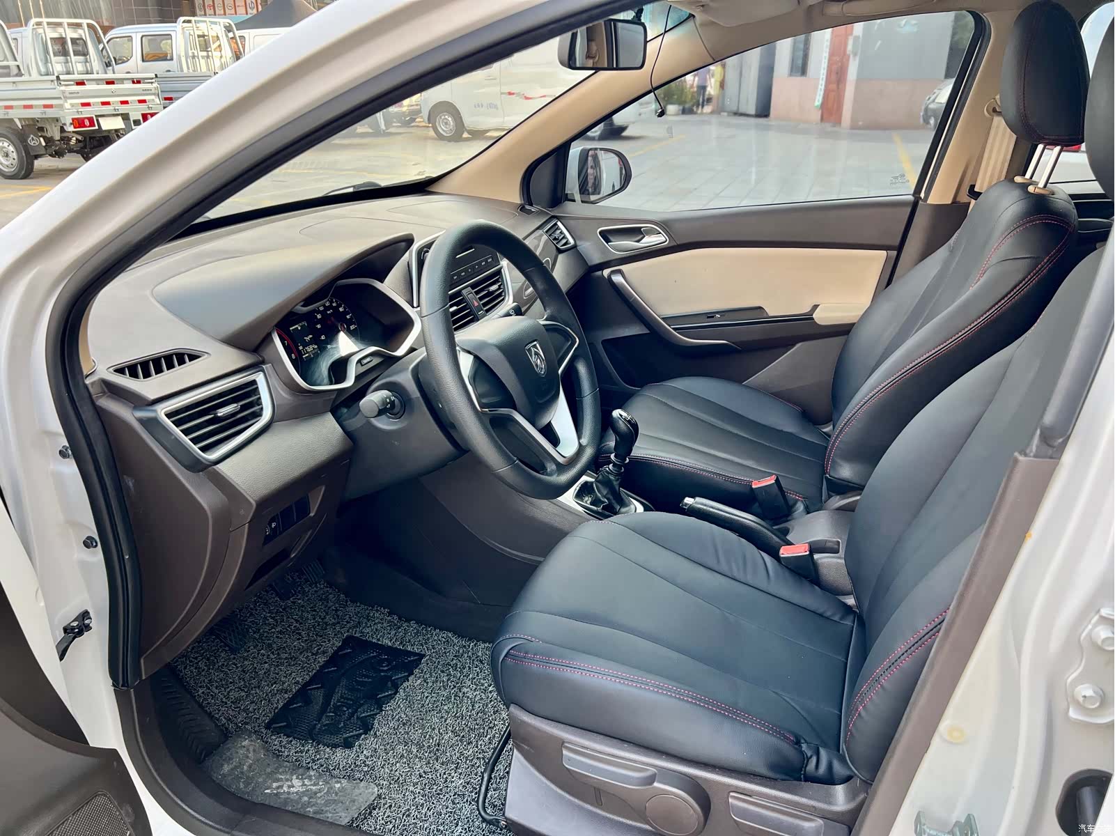 Wuling 310W, 2017 6