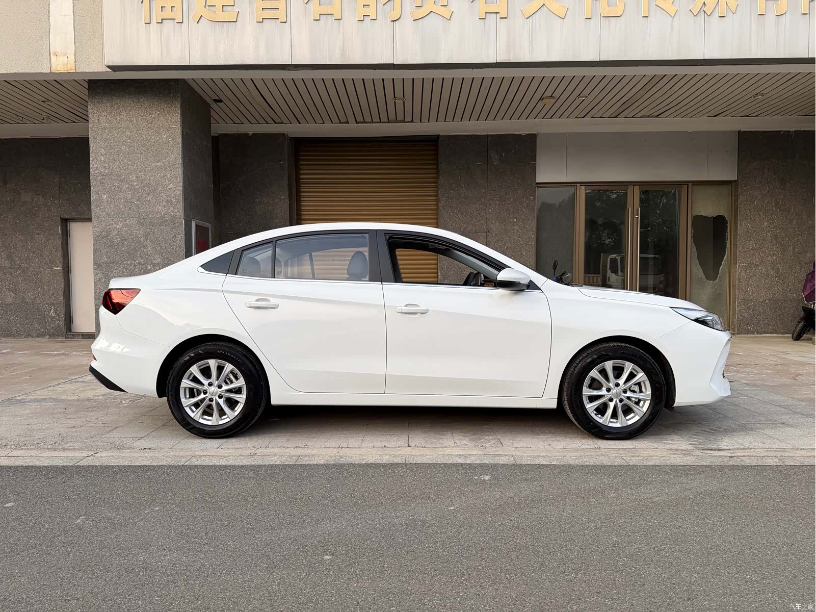 Roewe i5, 2026 все фото