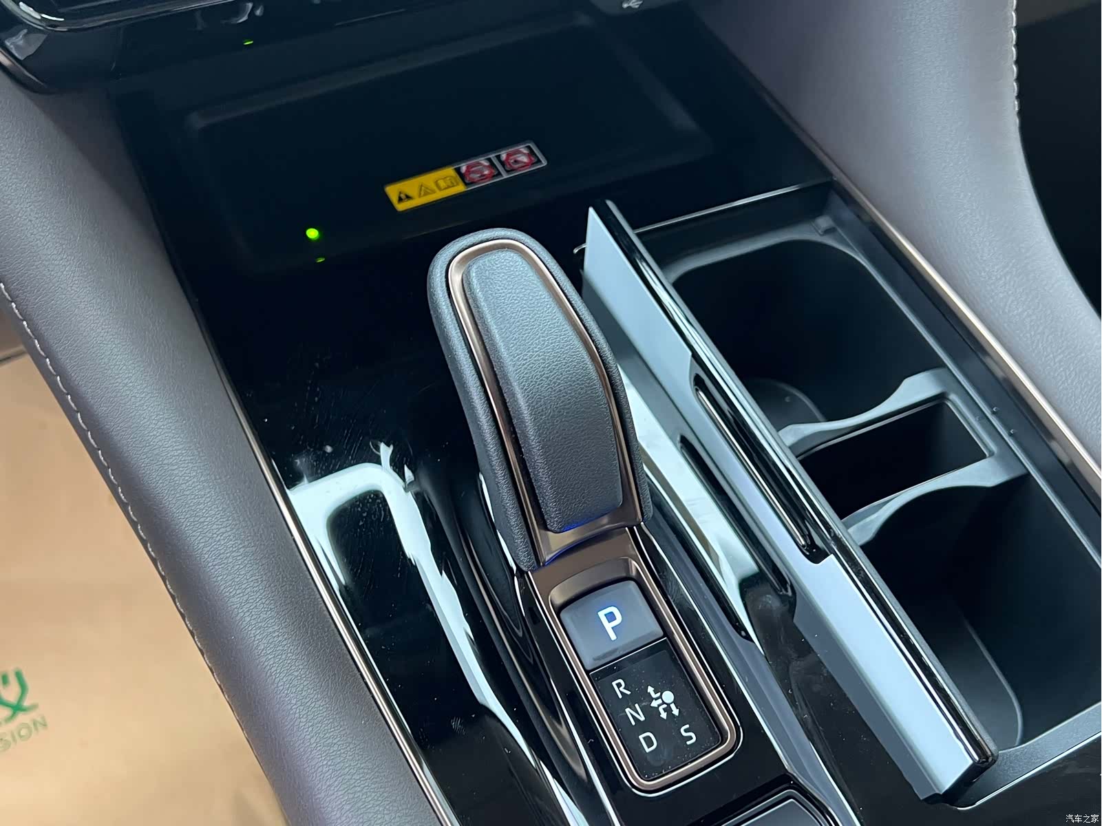 Toyota Alphard, 2024 10