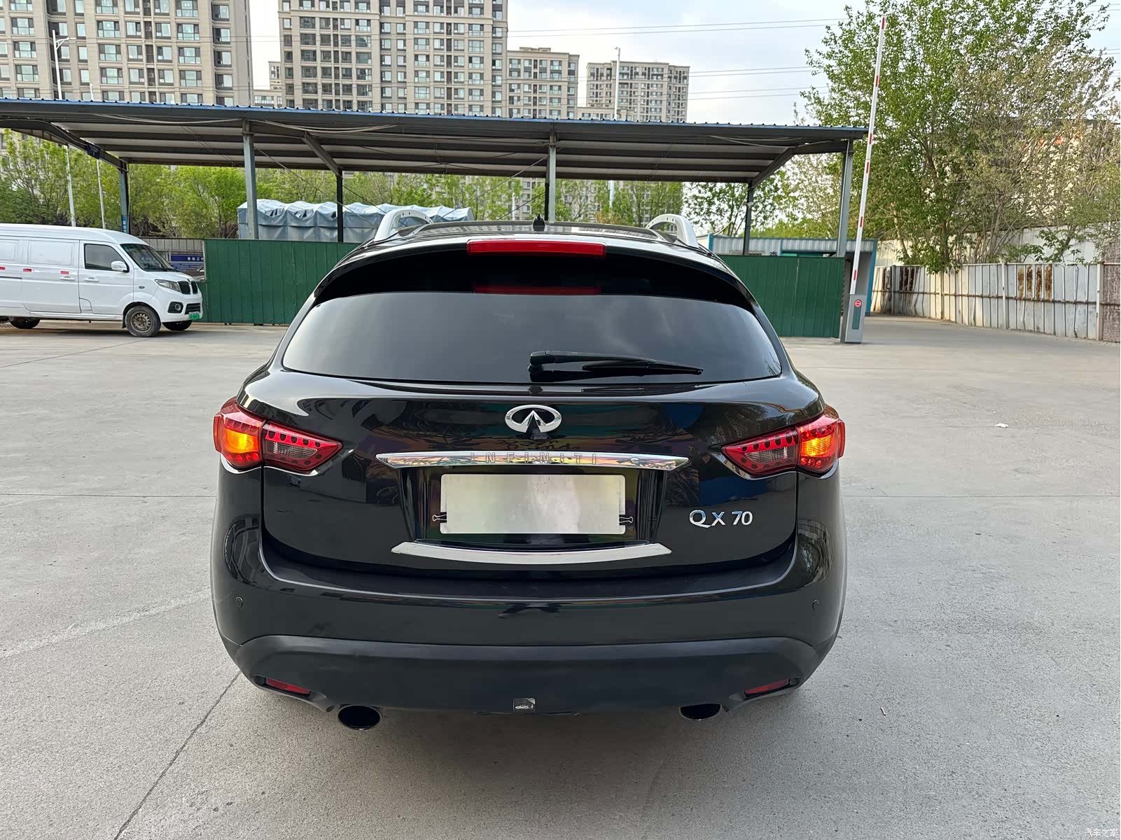 Infiniti FX35, 2011 4
