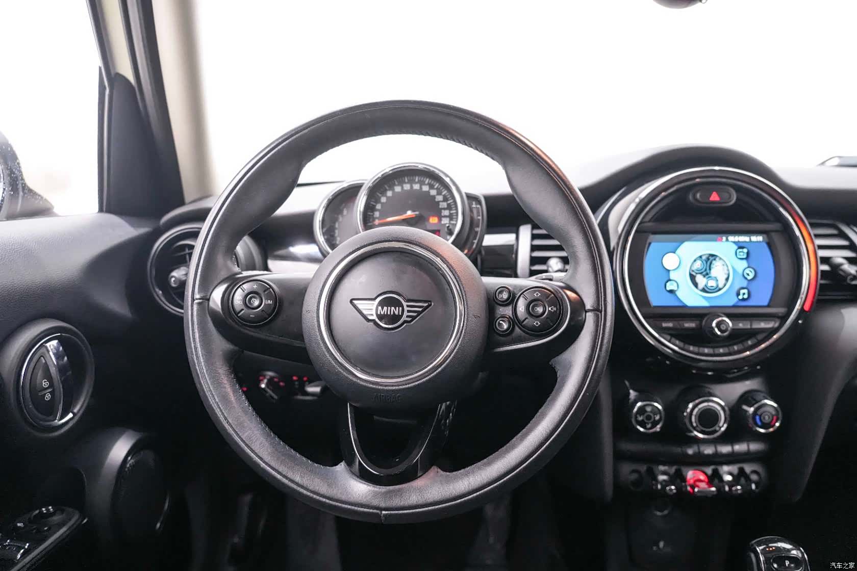 Mini ONE, 2019 17