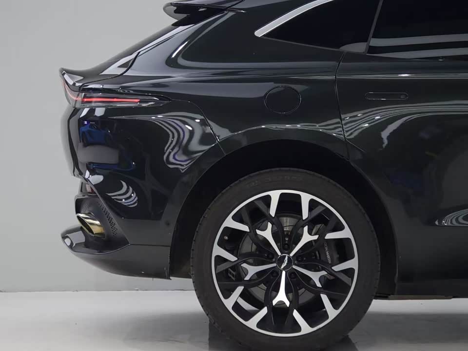 Aston Martin DBX Aston Martin DBX
