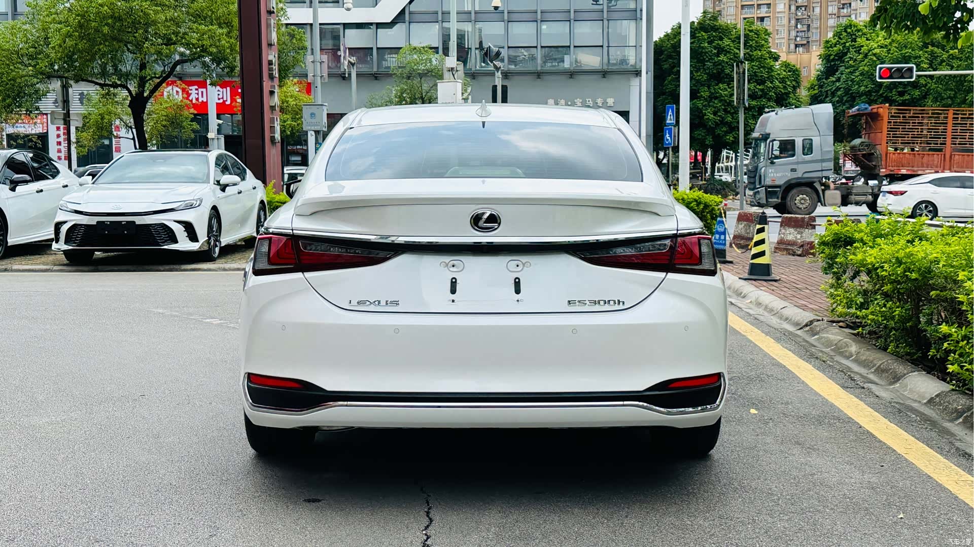 Lexus ES, 2023 все фото