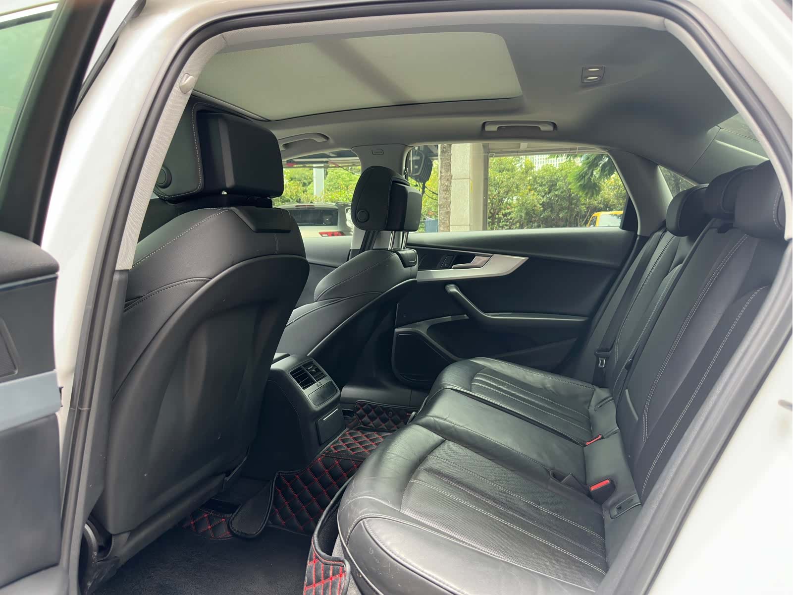 Audi A4L, 2020 все фото