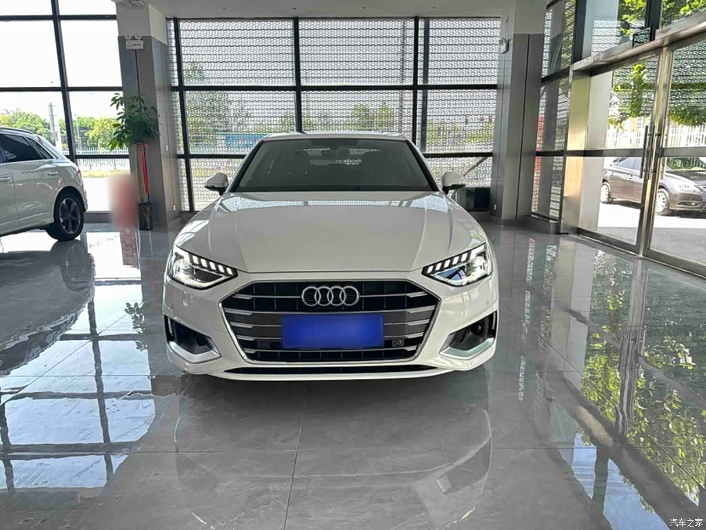 Audi A4L, 2022 все фото