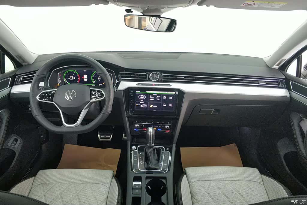 Volkswagen Magotan, 2025 12
