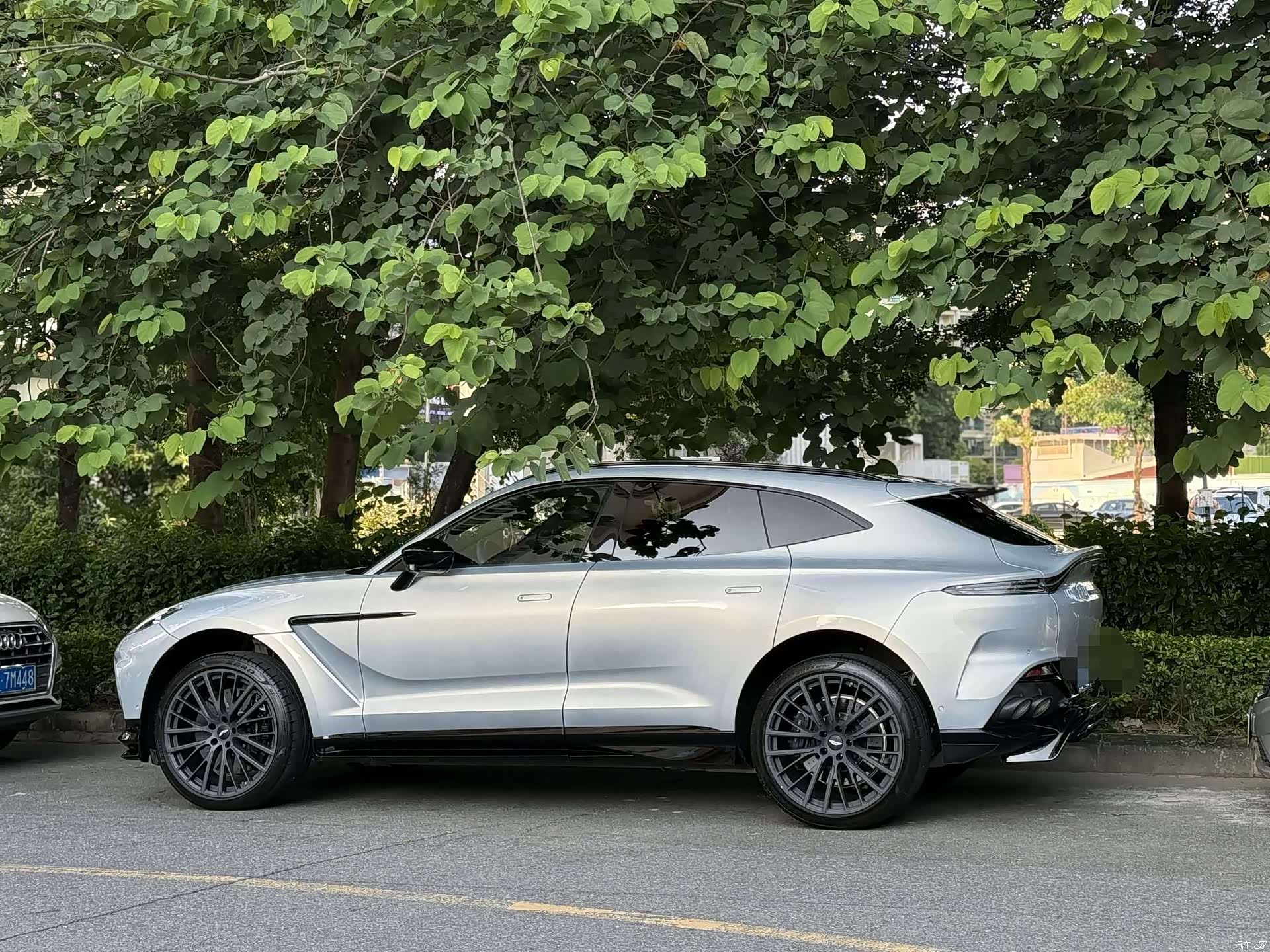 Aston Martin DBX, 2022 3