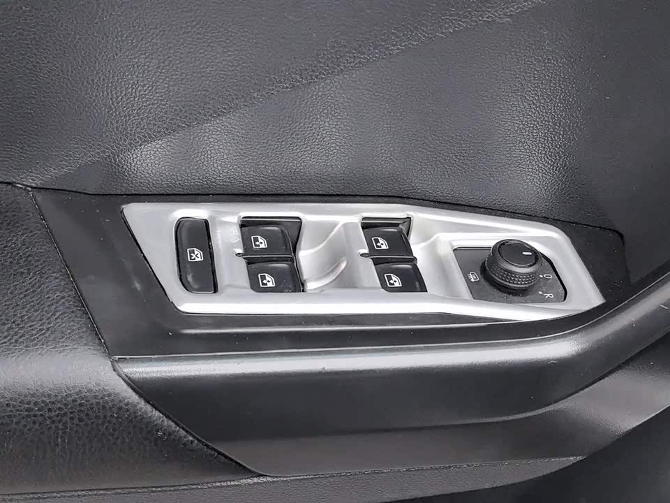 Volkswagen T-ROC exploring Songs