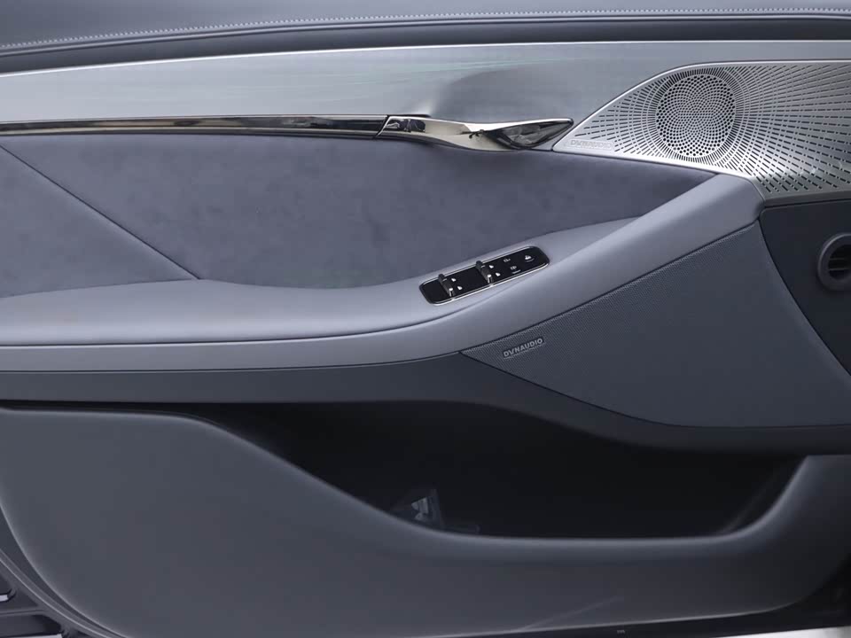 VOYAH Lantu chasing light