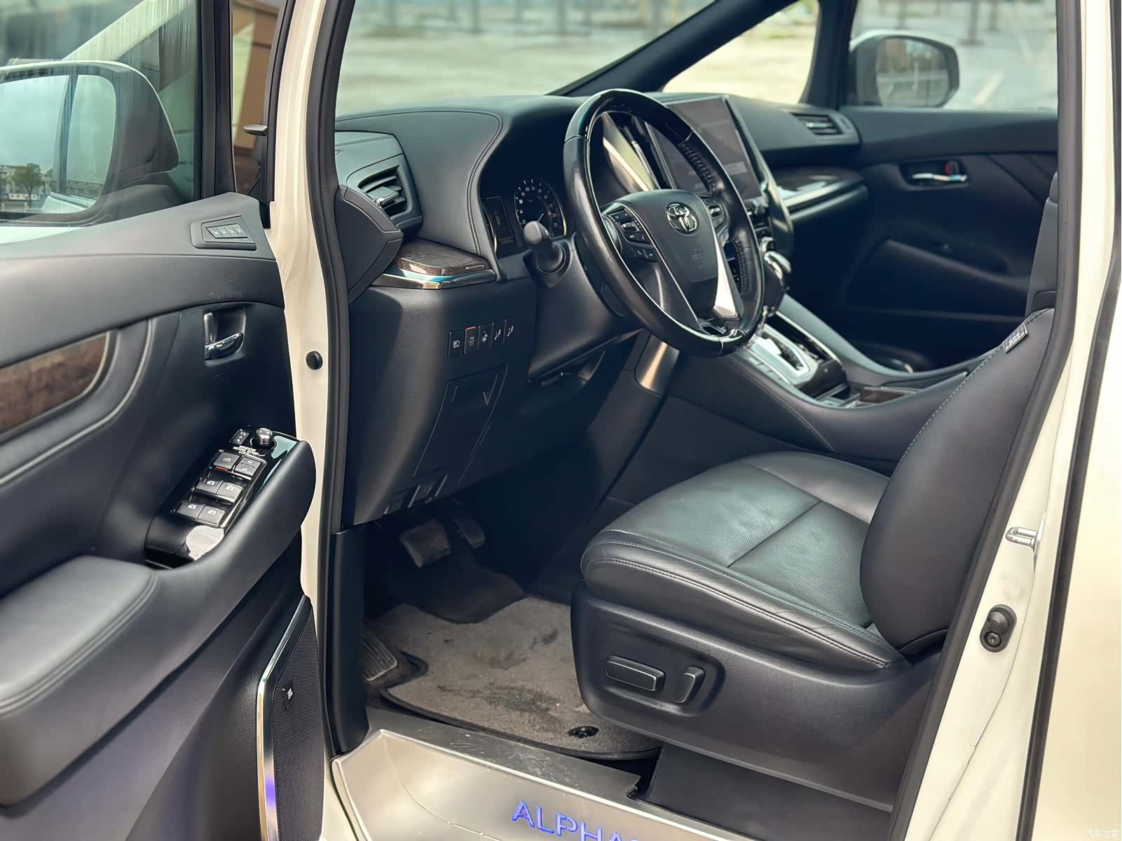Toyota Alphard, 2022 4