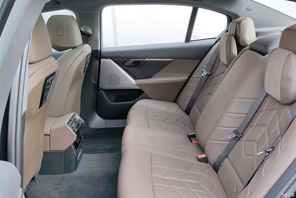 BMW i5, 2025 11