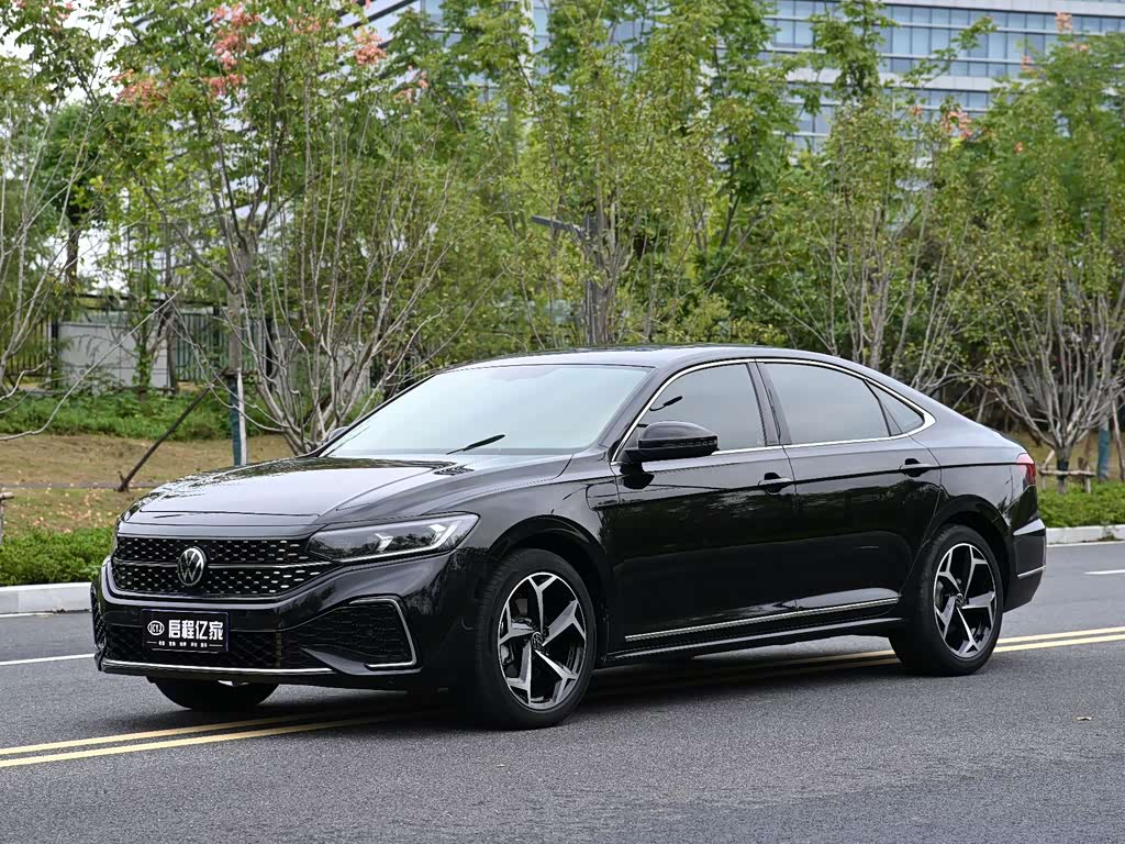 Volkswagen Passat 2025 380TSI