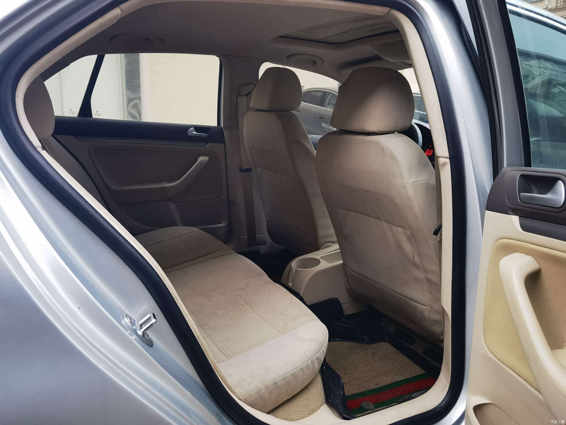 Volkswagen Sagitar, 2010 4